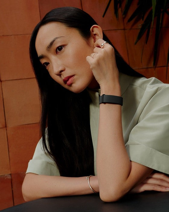 Google Fitbit Air in Obsidian am Handgelenk